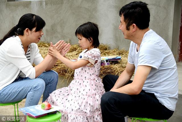 漢中特教老師翻山越嶺為特教生過“六一”節(jié)